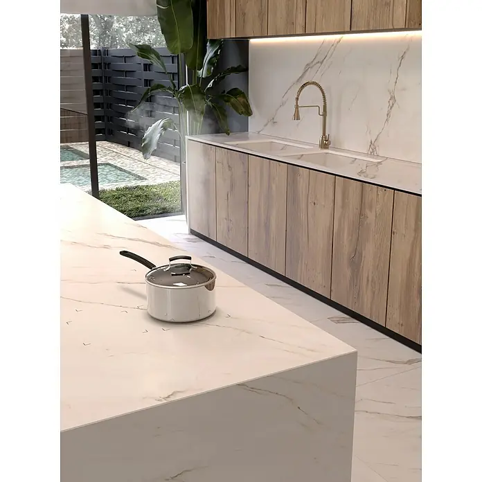 Placa de cocción Cooking surface 3.0 - L x An: 49,3 x 56 cm - El aspecto moderno de la cocina, con la olla blanca sobre la encimera de mármol, añade acentos de estilo a la habitación.