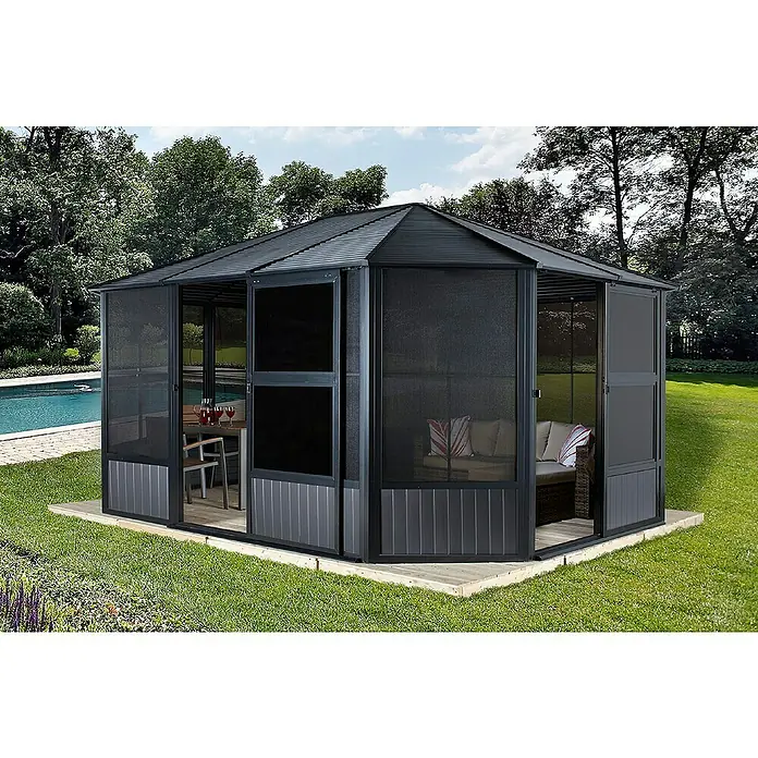 Sojag Standard-Pavillon Charleston 1212 - B x T: 383,6 mm x 383,6 cm, Anthrazit, Aluminium - Dunkelgrauer sechseckiger Pavillon mit Fliegengitter auf einer Holzterrasse mit Gartenmöbeln, am Pool im Garten.