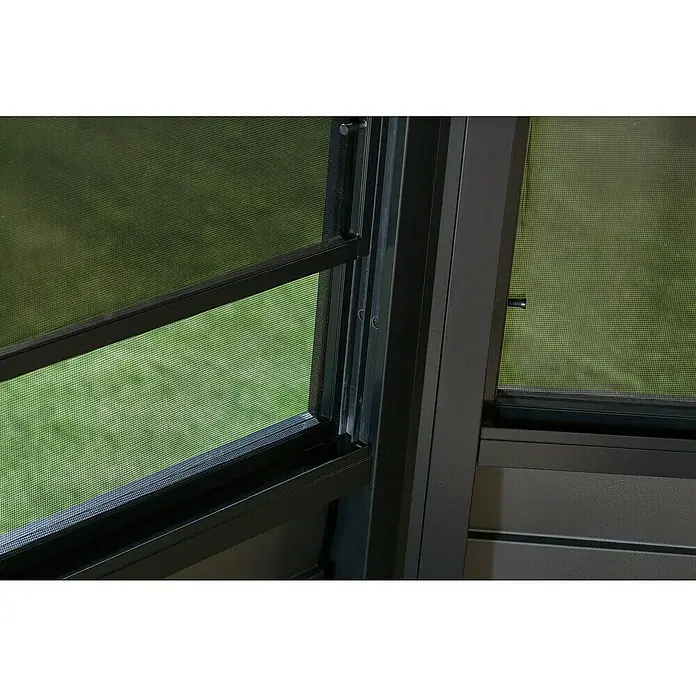 Sojag Standard-Pavillon Charleston 1212 - B x T: 383,6 mm x 383,6 cm, Anthrazit, Aluminium - Dunkle Fensterrahmen mit feinen Insektenschutzgittern, die eine grüne Aussicht bieten.