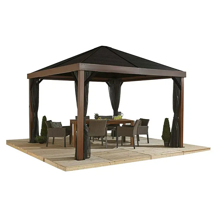 Sojag Standard-Pavillon Premium South Beach 1212 - B x T: 34,3 x 364,3 cm, Braun, Aluminium - Gartenpavillon mit dunklem Dach, Holzrahmen, schwarzen Vorhängen und Essgarnitur auf Holzterrasse.