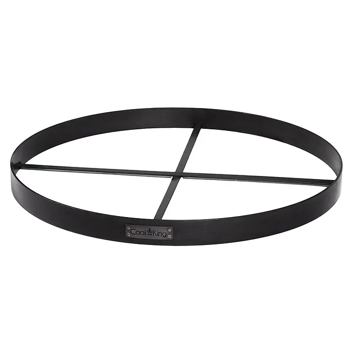 CookKing Basis-Rahmen - 100 cm, Passend für: Feuerschalen & Feuerkörbe - Dunkler Kochring aus Metall mit integriertem Kreuzrost, versehen mit dem Cook King-Logo.
