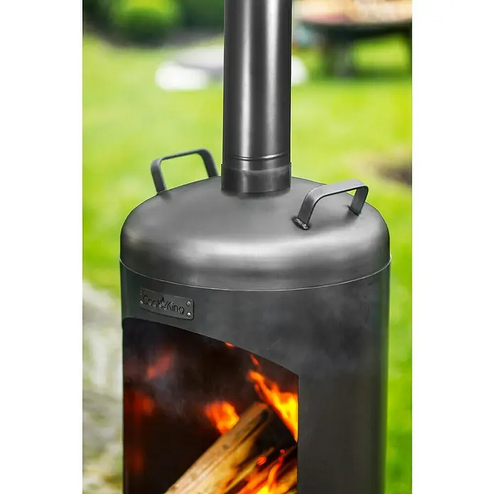 CookKing Gartenkamin Faro - Ø x H: 40 x 158 cm, Stahl - Dunkelgrauer Metall-Gartenkamin mit hohem Schornstein und Griffen, brennendes Feuer sichtbar.