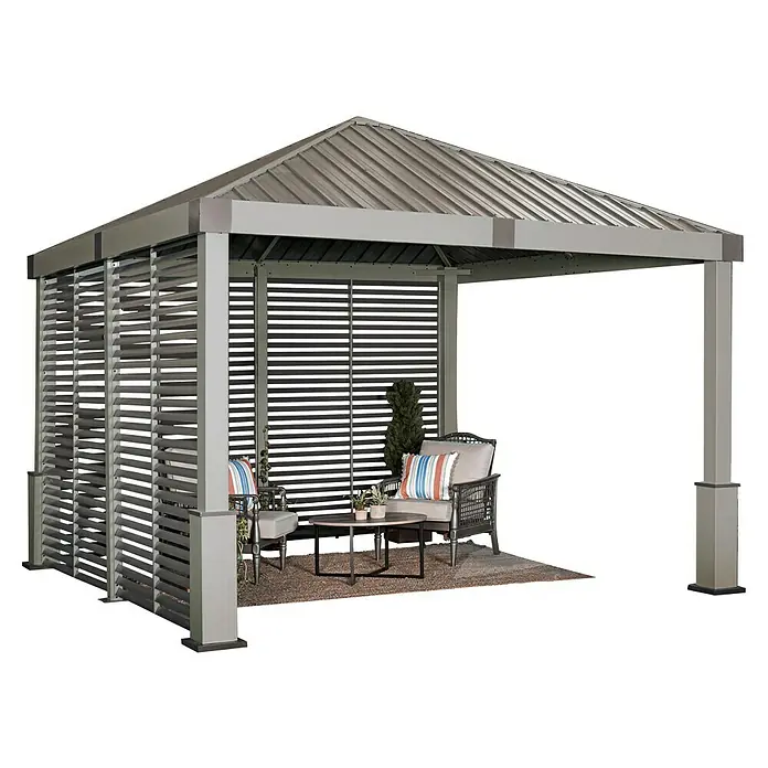 Sojag Standard-Pavillon Nanda 1212 - B x T: 363 x 363 cm, Champagner, Aluminium - Metallpavillon mit verstellbaren Lamellenwänden, ausgestattet mit zwei Stühlen, einem kleinen Tisch und einem Outdoor-Teppich für einen schattigen Sitzbereich.