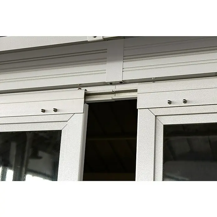 Sojag Standard-Pavillon Olan 1014 - Anthrazit, Aluminium, B x T: 311,1 x 435,6 cm - Nahaufnahme eines hellgrauen Schiebetür-Mechanismus aus Metall mit transparenten Paneelen, eine Tür leicht geöffnet.