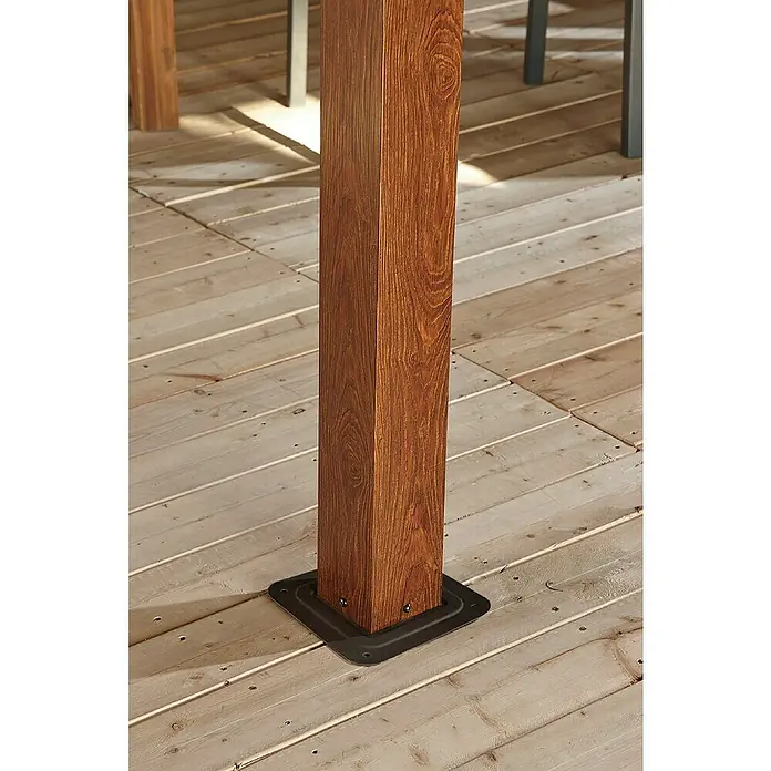 Sojag Standard-Pavillon Premium South Beach 1212 - B x T: 34,3 x 364,3 cm, Braun, Aluminium - Brauner quadratischer Holzpfosten auf schwarzer Metallfußplatte, stehend auf hellem Holzdeck.