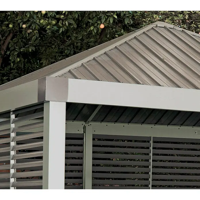 Sojag Standard-Pavillon Nanda 1212 - B x T: 363 x 363 cm, Champagner, Aluminium - Nahaufnahme einer modernen Outdoor-Konstruktion mit hellgrauem Metall-Dach und dunkleren Lamellenwänden.