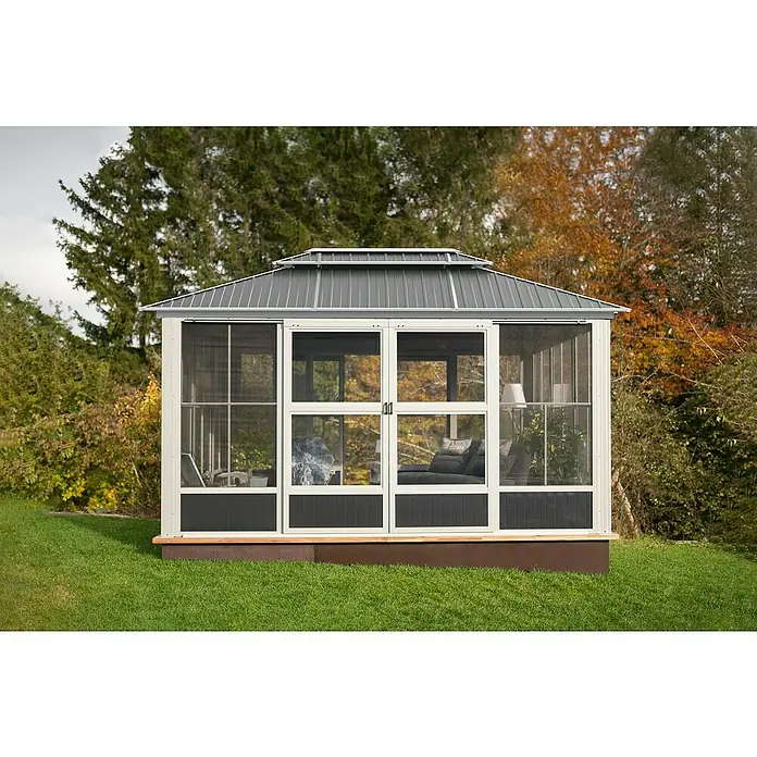 Sojag Standard-Pavillon Olan 1014 - Anthrazit, Aluminium, B x T: 311,1 x 435,6 cm - Ein cremefarbener und dunkelgrauer Pavillon mit Fliegengitter und gestuftem Dach, der einen Wohnraum im Freien bietet.