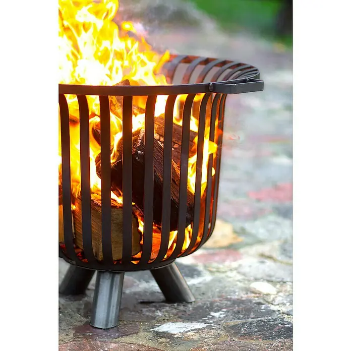 CookKing Feuerkorb Verona 60 - L x B x H: 60 x 60 x 52 cm, Schwarz - Dunkle Metall-Feuerschale mit brennendem Holz und hellen Flammen, draußen auf einer Terrasse platziert.