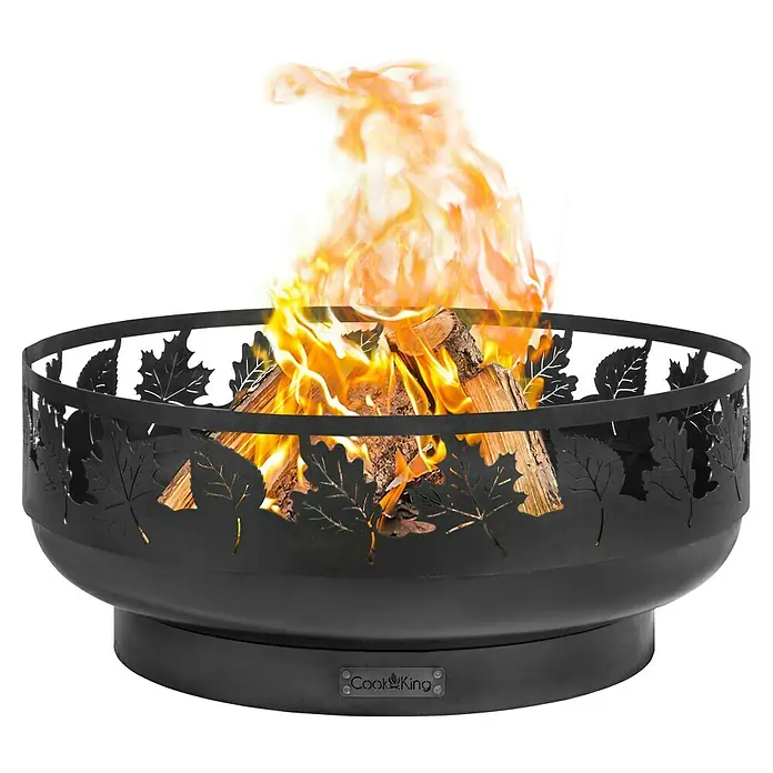 CookKing Feuerschale Toronto - Durchmesser: 80 cm, Stahl - Schwarze Metall-Feuerschale mit Blattausschnitten, brennenden Holzscheiten und hellen Flammen.