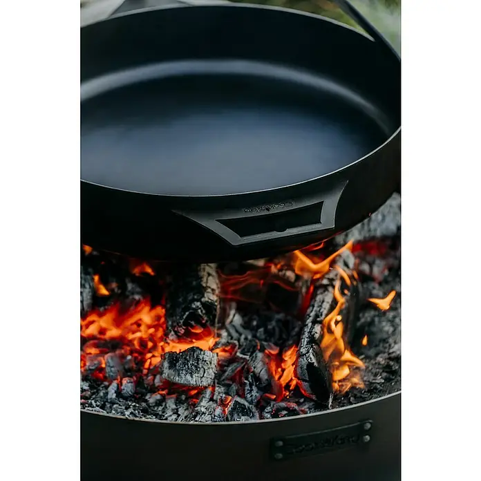 CookKing Grillpfanne - Ø x H: 50 x 10 cm, Stahl - Dunkle Metallpfanne mit "Cook King"-Logo über glühenden Kohlen in einer Feuerschale.