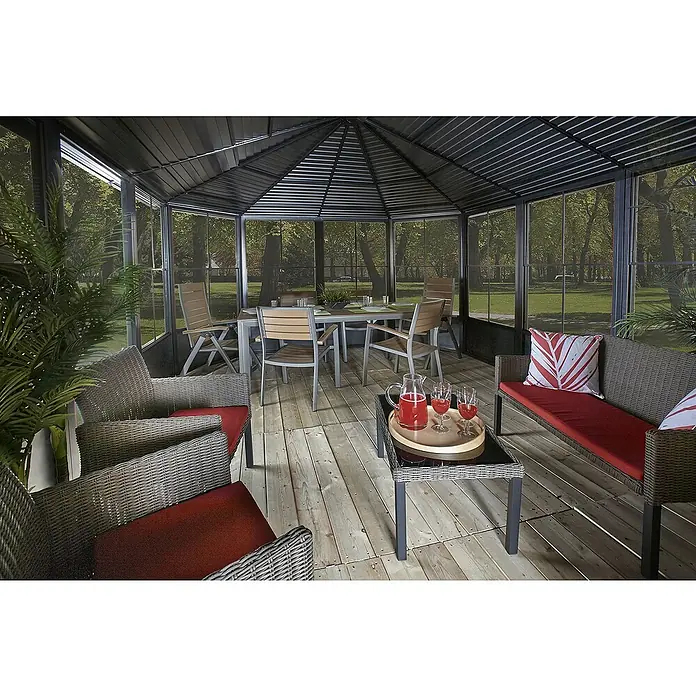 Sojag Standard-Pavillon Charleston 1218 - B x T: 383,6 x 593,6 cm, Anthrazit, Aluminium - Achteckiger Pavillon mit dunklem Dach und Fliegengitterwänden, ausgestattet mit Essgruppe und rot gepolsterten Loungemöbeln.