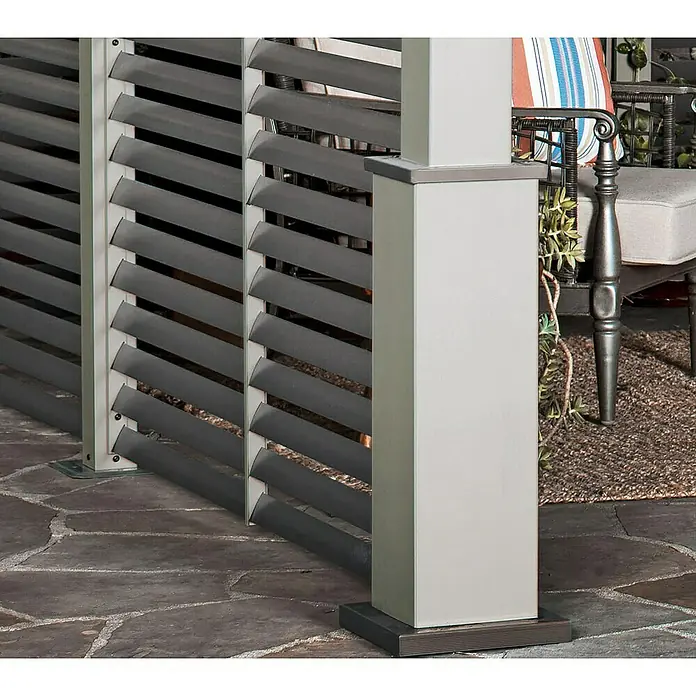 Sojag Standard-Pavillon Nanda 1212 - B x T: 363 x 363 cm, Champagner, Aluminium - Verstellbare Lamellen-Sichtschutzwände mit hellgrauen Rahmen und dunklen Lamellen, auf einer Terrasse neben einem passenden Pfosten und Sitzgelegenheiten.