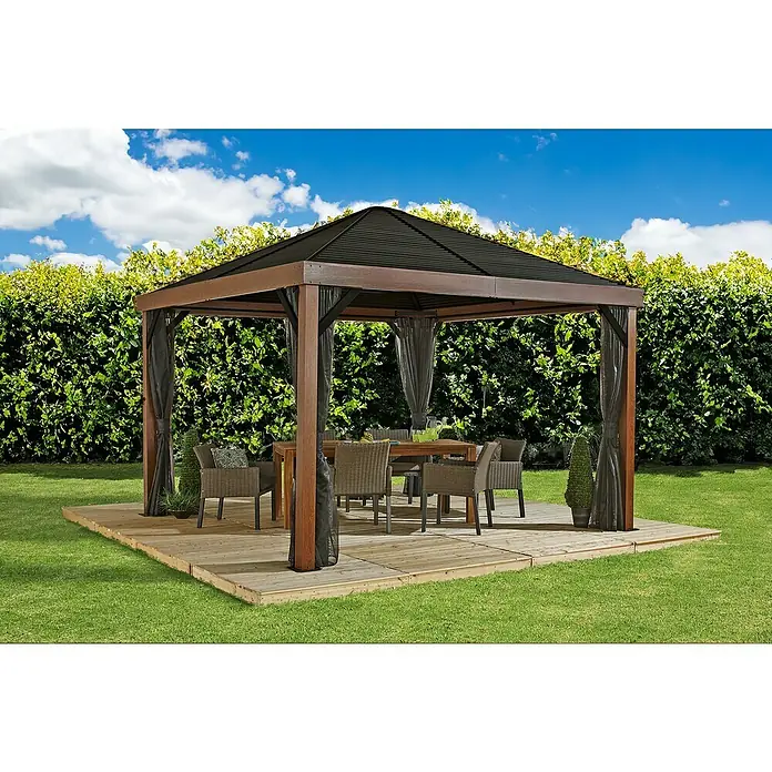 Sojag Standard-Pavillon Premium South Beach 1212 - B x T: 34,3 x 364,3 cm, Braun, Aluminium - Braunes Holzpavillon mit dunklem Wellblechdach und schwarzen Netzvorhängen, schützt eine Essgarnitur auf einer Holzterrasse.