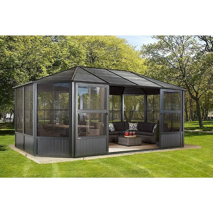 Sojag Standard-Pavillon Charleston 1218 - B x T: 383,6 x 593,6 cm, Anthrazit, Aluminium - Großer dunkelgrauer Pavillon mit Fliegengitter und festem Dach, eingerichtet mit Gartenmöbeln auf einer Holzterrasse.