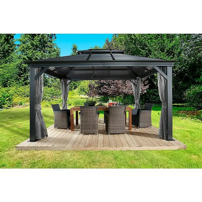 Sojag Standard-Pavillon Mykonos 1014 - B x T: 425 x 299 cm, Anthrazit, Aluminium - Dunkelgrauer Pavillon mit Hardtop und Seitenvorhängen auf einer Holzterrasse, ausgestattet mit Esstisch und Korbstühlen im Garten.