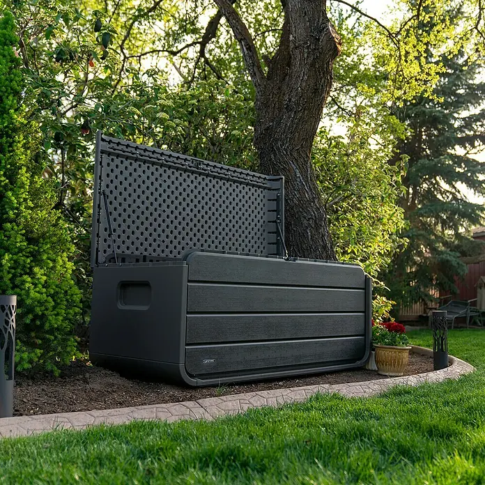 Aufbewahrungsbox Space L - B x T x H: 147,1 x 72 x 63,6 cm, Kunststoff, Anthrazit - Dunkelgraue Outdoor-Aufbewahrungsbox mit Holzmaserung und offenem, perforiertem Deckel im Garten.
