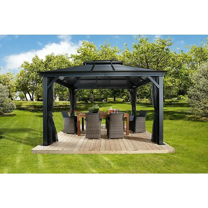 Sojag Standard-Pavillon Mykonos 1014 - B x T: 425 x 299 cm, Anthrazit, Aluminium - Ein dunkelgrauer Pavillon mit schwarzen Sichtschutzwänden auf einer Holzterrasse, mit Esstisch und Stühlen.
