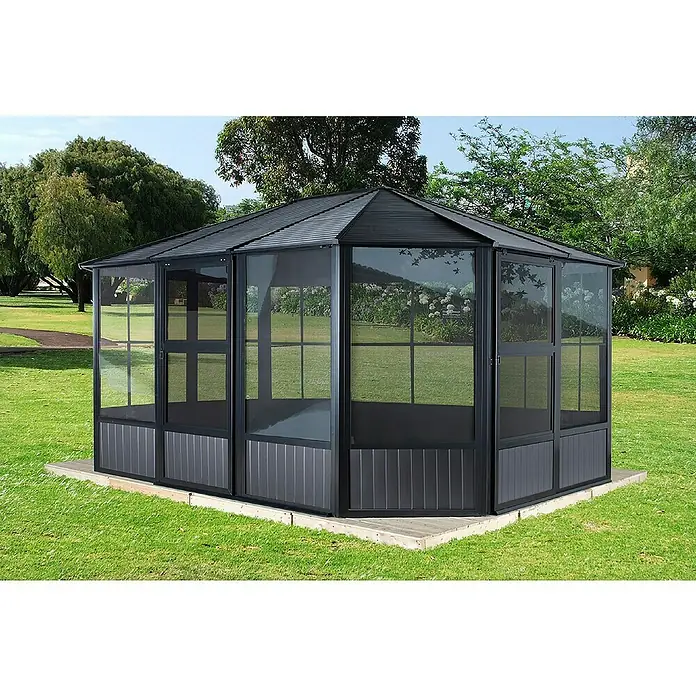 Sojag Standard-Pavillon Charleston 1212 - B x T: 383,6 mm x 383,6 cm, Anthrazit, Aluminium - Sechseckiger dunkelgrauer Pavillon mit durchsichtigen und vergitterten Paneelen, außen auf einem Holzsockel platziert.