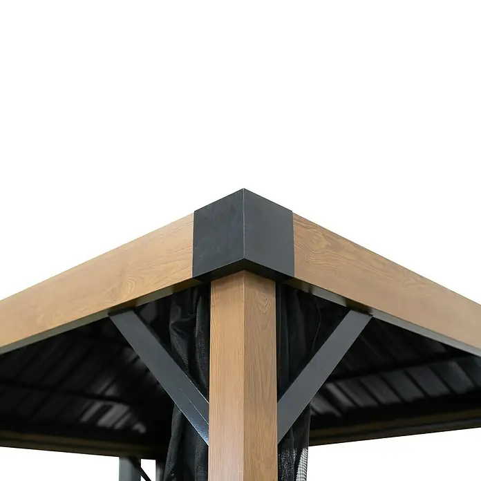 Sojag Standard-Pavillon Fontana 1012 - Holzoptik, Aluminium, B x T: 364,3 x 298 cm - Pavillon-Ecke mit hellbraunen Holzbalken, dunklem Metallverbinder und schwarzem Netzvorhang.