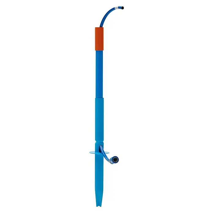 Plum Kinderspielturm Water Park Eimer Dusche - Blau - Blau-orange manuelle Wasserpumpe mit gebogenem Ausguss oben und Ansaugschlauch unten.