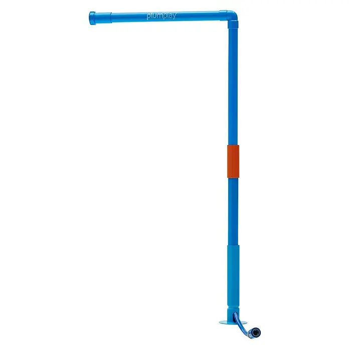 Plum Kinderspielturm Water Park Wasservorhang - Blau - Blaue Plumplay Wasserspielstruktur mit orangefarbenem Band und Schlauchanschluss.