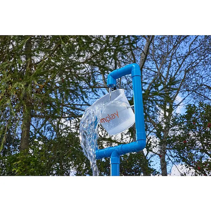 Plum Kinderspielturm Water Park Eimer Dusche - Blau - Blaues Simplay Wasserspielrohr füllt transparenten Eimer, der Wasser in einer Parkanlage ausschüttet.