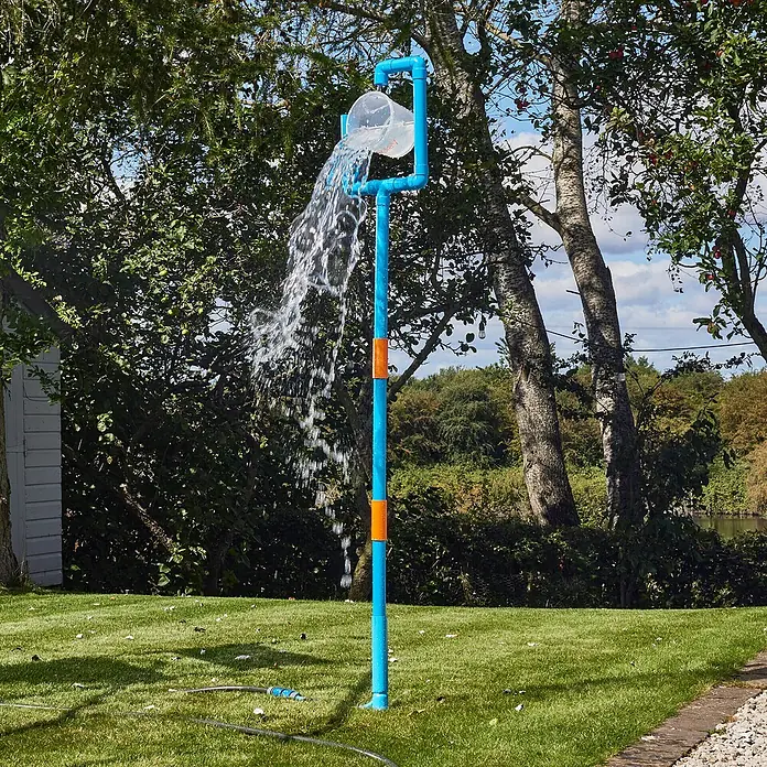 Plum Kinderspielturm Water Park Eimer Dusche - Blau - Blau-orange PVC-Gartendusche, aus der Wasser aus einem durchsichtigen Eimer strömt.