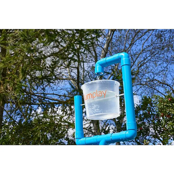 Plum Kinderspielturm Water Park Eimer Dusche - Blau - Blaues PVC-Wasserspielsystem mit transparentem 'umplay'-Eimer, der sich mit Wasser füllt.