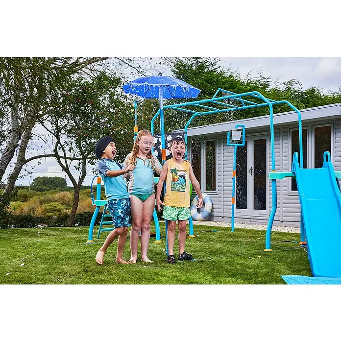 Plum Wasserspiel Water Park Wasserschirm-Fontäne - Blau - Drei Kinder spielen auf einer blau-orangen Wasserspielstruktur mit Rutsche, Klettergerüst und Wasser-Sonnenschirm.