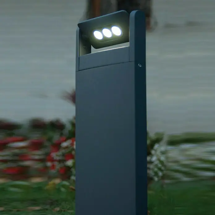 Lutec Sobremuro exterior Mini Ledspot - 9 W, 4,6 x 21 x 52,6 cm, Con bombillas - Primer plano de una moderna luz de camino LED gris con tres focos brillantes, ideal para iluminación de jardines y paisajes.