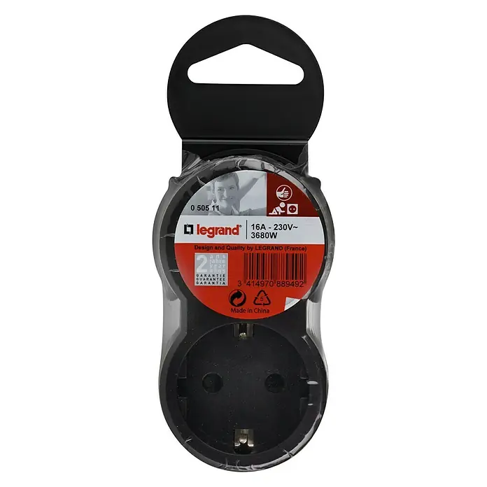 Legrand Bola de enchufes doble - Negro - Un adaptador de viaje Legrand negro con enchufe europeo, perfecto para vacaciones y viajes, embalado con información de garantía.