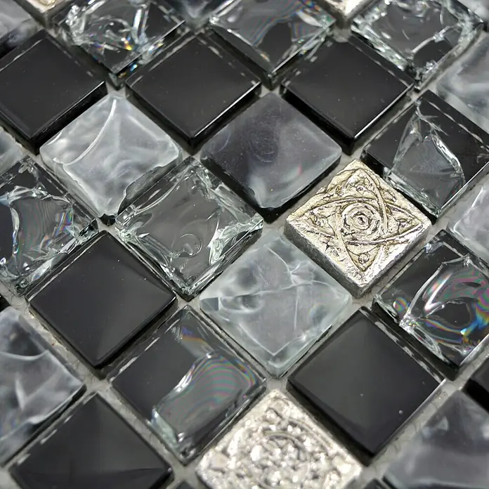 Mosaikfliese Quadrat Crystal Mix XIC 1928 - 30 x 30 cm, Grau/Schwarz, Matt - Nahaufnahme von Glasmosaikfliesen in Schwarz, Weiß und Silber mit dekorativen Mustern, ideal für stilvolle Innenraumgestaltung.