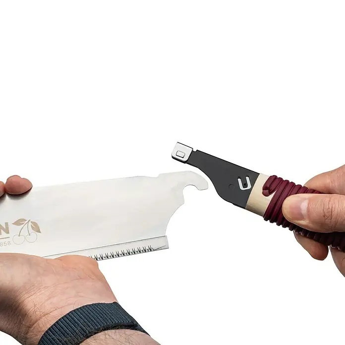 Kirschen Japansäge - Blattlänge: 225 mm - Nahaufnahme einer Handsäge mit Holzgriff. Ideal für präzise Schnitte in Holz und andere Materialien, kompakt und handlich.