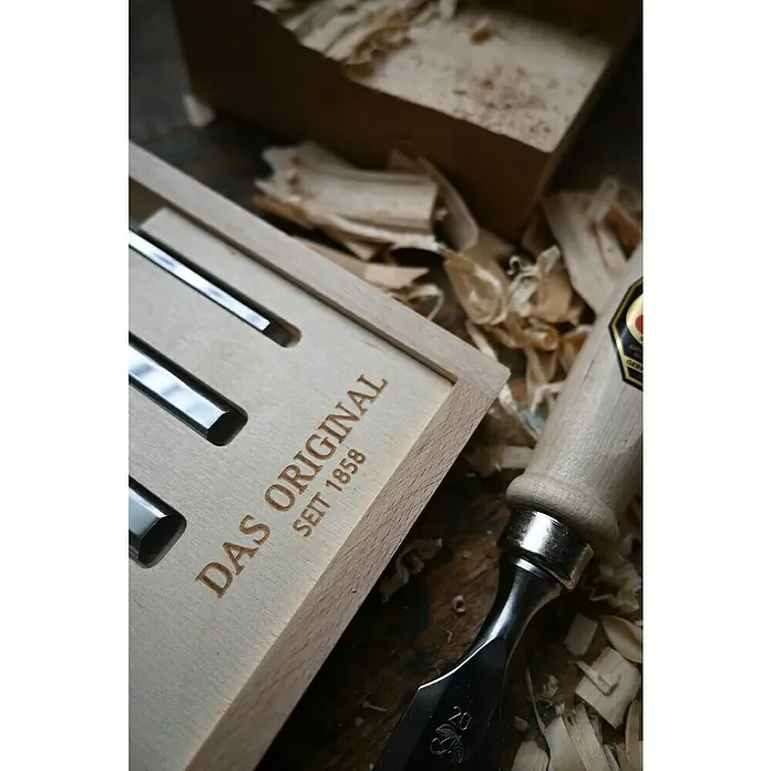 Kirschen Stechbeitelsatz - 6 -tlg. - Ein Holzschnitzwerkzeug-Set von "Das Original Seit 1858" mit Holzgriffen und Stahlklingen, präsentiert in einer eleganten Holzbox.