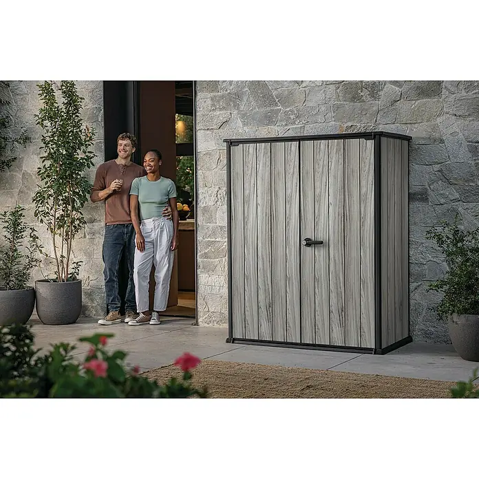 Keter Geräteschrank Signature Strom Grey High-Store - Außenmaß inkl. Dachüberstand (B x T): 140 x 73,6 cm, Stormgrey, Kunststoff - Stilvoller grauer Outdoor-Aufbewahrungsschrank in Holzoptik mit schwarzem Rahmen, nahtlos in eine moderne Terrasse integriert.