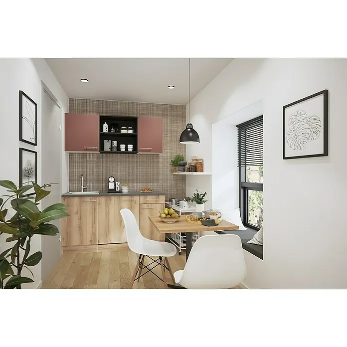 Optifit Bari407 Singleküche Typ 3 - Breite: 150 cm, Rostbraun/Wildeiche Nachbildung, Wechselseitig aufbaubar - Eine kompakte, moderne Küche mit Essbereich. Helle Holzunterschränke, altrosa Oberschränke und ein kleiner Holztisch mit weißen Stühlen am Fenster.