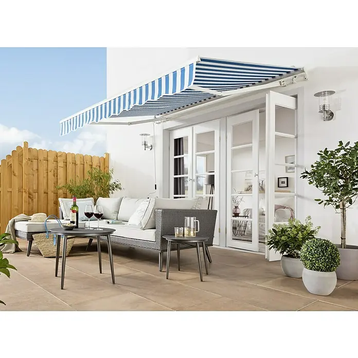 Sichtschutzelement Starnberg - 90 x 100/180 cm, Abgeschrägt, Herbstgold - Entspannen Sie stilvoll auf der Terrasse mit dieser eleganten Terrassenmöbel-Garnitur unter einer blau-weiß gestreiften Markise.