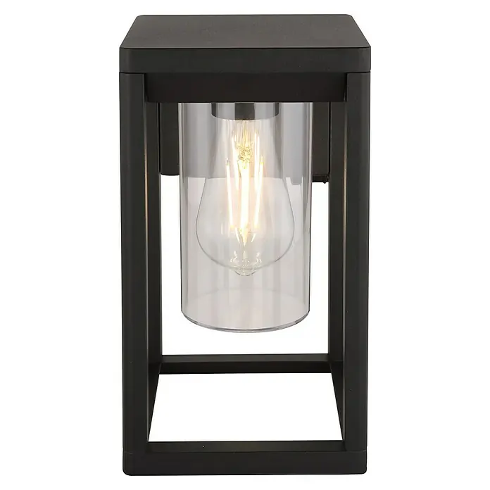 Globo LED-Außenwandleuchte Candela - 15 W, Schwarz, IP44 - Nahaufnahme einer modernen schwarzen Außenwandleuchte mit klarem Glaszylinder, die ein warmes, einladendes Licht ausstrahlt.