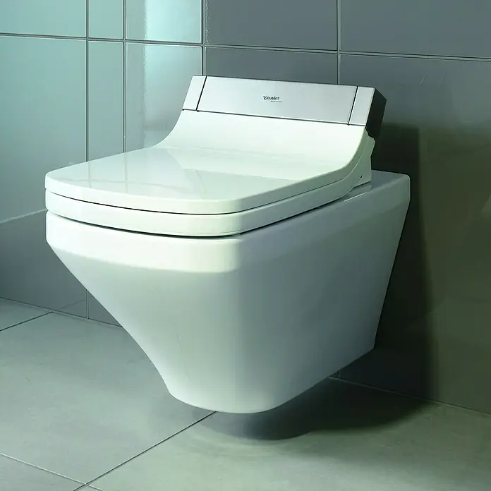 Duravit DuraStyle Wand-WC Typ 1 - Spülrandlos, Ohne Spezialglasur, Spülform: Tief, WC Abgang: Waagerecht, Weiß - Nahaufnahme einer modernen, wandhängenden Duravit Toilette mit klaren Linien und einem minimalistischen Design. Die Keramik ist strahlend weiß.
