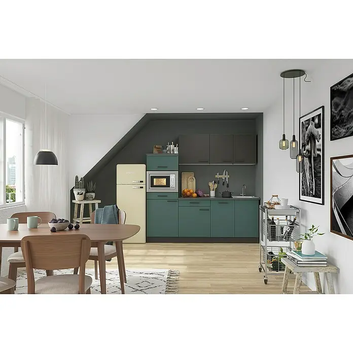 Optifit Madrid420 Singleküche Typ 2 - Breite: 210 cm, Steingrün/Anthrazit, Mit Elektrogeräten - Moderne Küche und Essbereich mit türkisfarbenen Schränken, einem gelben Retro-Kühlschrank und einem Esstisch aus Holz.