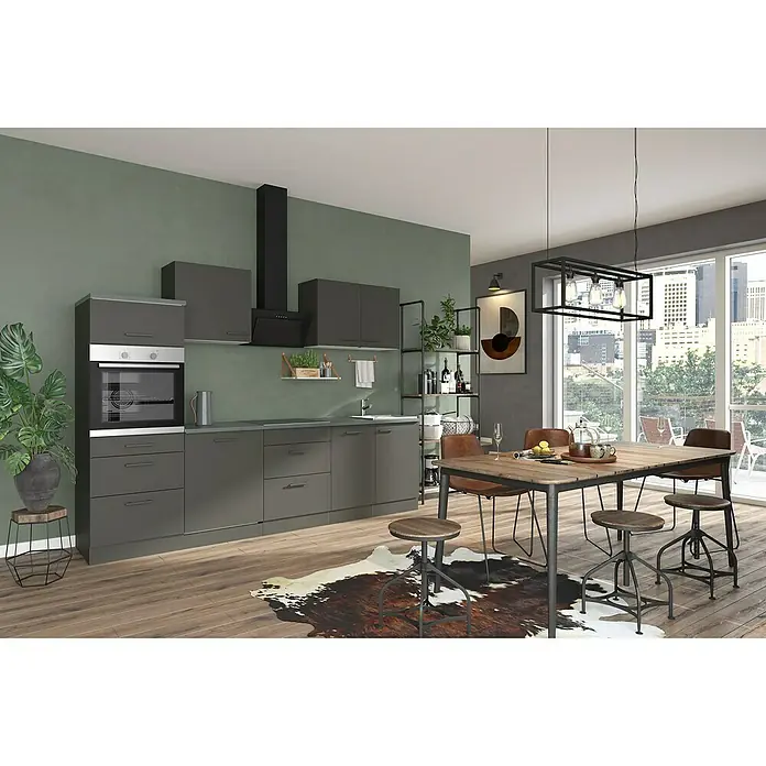 Optifit Madrid420 Küchenzeile Typ 3 - Breite: 270 cm, Anthrazit, Mit Elektrogeräten - Moderne Küche und Essbereich mit dunkelgrauen Schränken, grünen Wänden, Holztisch, braunen Lederstühlen und industriellen Hockern.