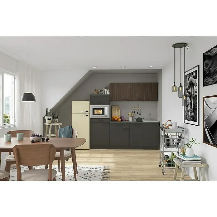 Optifit Madrid420 Singleküche Typ 1 - Breite: 210 cm, Anthrazit/Rillendekor Nussbaum, Mit Elektrogeräten - Ein moderner offener Küchen- und Essbereich mit Holzmöbeln, dunklen Schränken und Retro-Geräten.
