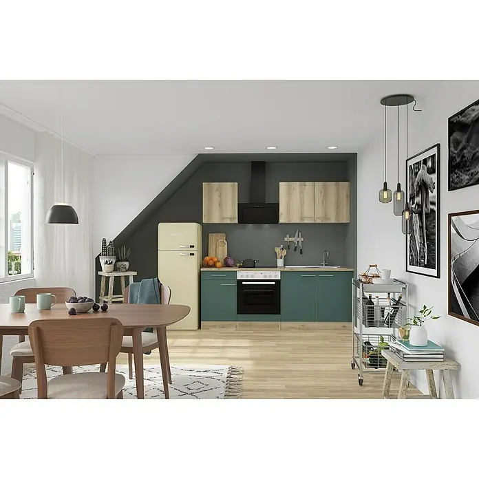 Optifit Livorno290 Singleküche Typ 2 - Breite: 210 cm, Steingrün/Wildeiche Nachbildung, Mit Elektrogeräten - Eine moderne offene Küche und Essbereich mit Holztisch, grünen Schränken und einem cremefarbenen Retro-Kühlschrank unter einer Dachschräge.