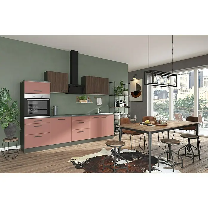 Optifit Nizza407 Küchenzeile Typ 3 - Breite: 270 cm, Rostrot/Rillendekor Nussbaum, Mit Elektrogeräten - Moderne Industrieküche und Essbereich mit rosafarbenen und holzfarbenen Schränken, dunkelgrauen Arbeitsplatten und einem Holztisch mit Stühlen und Hockern in Lederoptik.