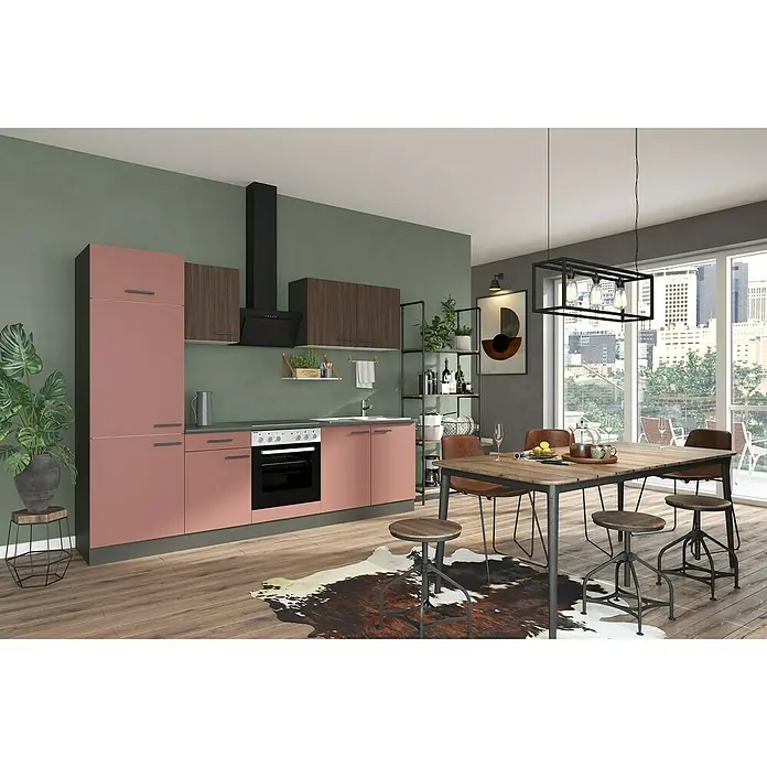 Optifit Nizza407 Küchenzeile Typ 2 - Breite: 270 cm, Rostrot/Rillendekor Nussbaum, Mit Elektrogeräten - Moderne Küche und Essbereich mit rosa Schränken, einem Holztisch, Industrieregalen und Stadtblick.