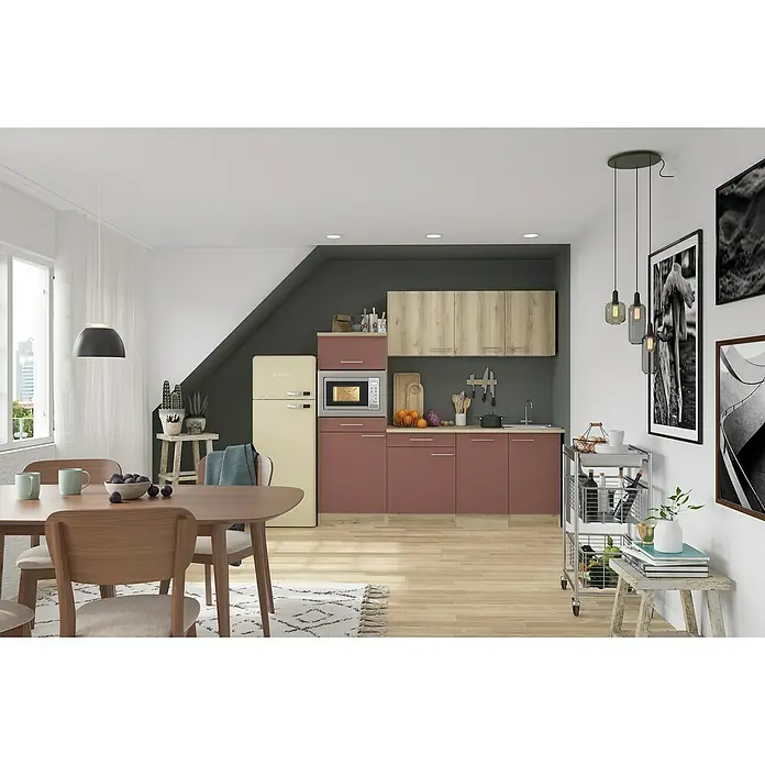 Optifit Livorno290 Singleküche Typ 4 - Breite: 210 cm, Wildeiche Nachbildung/Rostbraun, Wechselseitig aufbaubar - Küchen- und Essbereich mit rotbraunen und Holzschränken, einem retro beigefarbenen Kühlschrank und einer hölzernen Essgruppe.