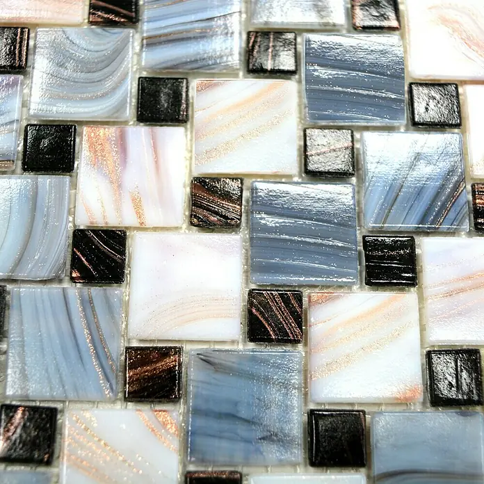 Mosaikfliese Mix Goldstar GM K01 - 31,8 x 31,8 cm, Grau/Weiß, Glänzend - Nahaufnahme eines Mosaiks mit blauen, weißen und schwarzen Glasfliesen, die ein dekoratives Muster bilden.