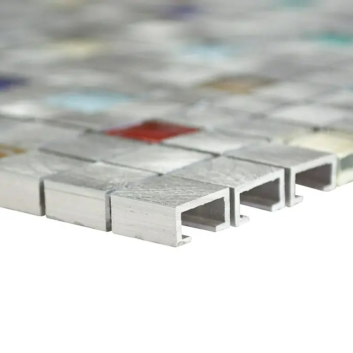 Mosaikfliese Quadrat ALF A702 - 30 x 30 cm, Silber, Matt - Nahaufnahme eines Mosaikfliesen-Musters mit silberfarbenen Aluminiumprofilen, die ein modernes und industrielles Design zeigen.