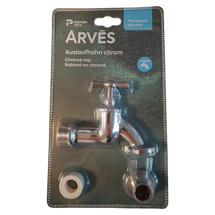 Arves Auslaufhahn - ¾″, Metall, Passend für: Arves Regentonnen - Nahaufnahme einer verpackten ARVĒS Chrom-Armatur, die sich durch ihr glänzendes Chromfinish und modernes Design auszeichnet.