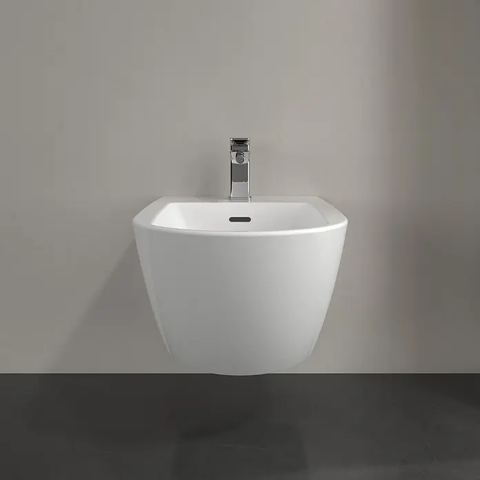 Villeroy & Boch Subway 3.0 Wand-Bidet - 37,5 x 56 cm, Weiß Alpin (glänzend), Keramik, Mit schmutzabweisender Glasur - Wandhängendes weißes Bidet mit Chromarmatur.